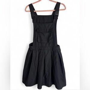 Hot topic Black pleated pinafore dress with adjustable straps and pockets